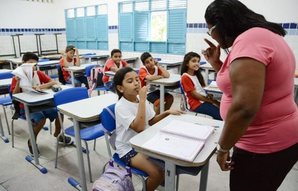 Ir para  <p>A Lei de Diretrizes e Bases da Educa&ccedil;&atilde;o Nacional (LDB) determina que os alunos dos n&iacute;veis fundamental e m&eacute;dio devem ter frequ&ecirc;ncia m&iacute;nima de 75% do per&iacute;odo...